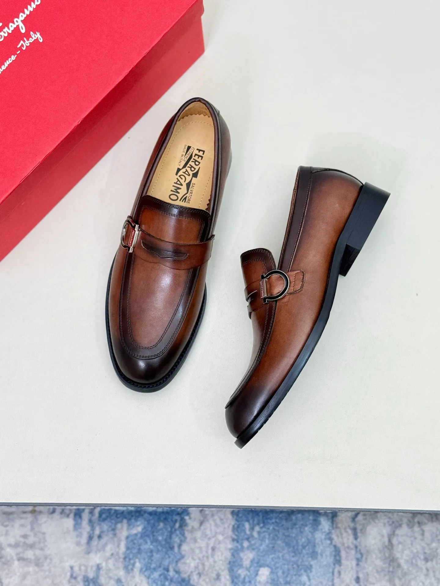[Ferragamo] P: 560💰 Number of yards: 38~44 (45 orders are non-returnable) Ferragam's new men's formal leather shoes, the fabric is made of imported cowhide, with visible texture, heavy-duty stitching, dyed calfskin inside, standard logo cowhide feet, big-name experience, soft and comfortable on the feet, a men's favorite, special non-slip and wear-resistant rubber soles, easy to handle various occasions, with original box packaging!